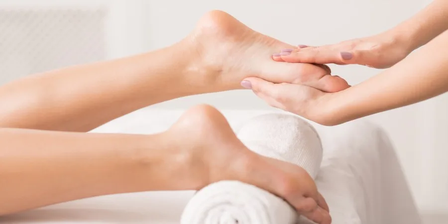 11 Best Remedies for Swollen Legs and Feet - swollen feet massage